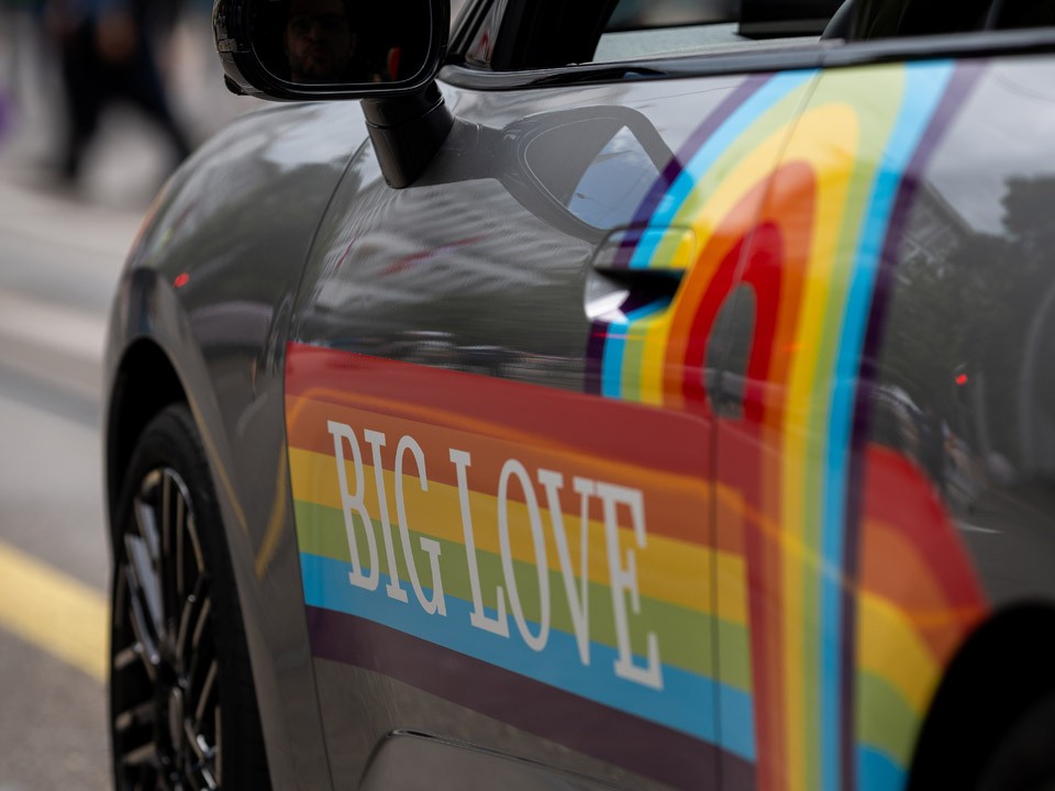 Giovane donna davanti alla scritta colorata Giovane donna davanti alla scritta colorata